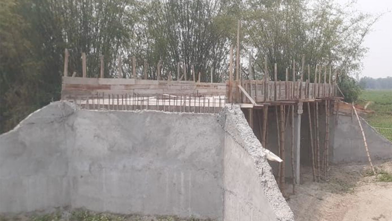 সেতুর এক প্রান্তে ফসলি জমি অন্যপ্রান্তে আইল